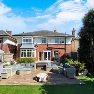 https://spacious-4-bedroom-family-home-with-hot-tub-and-beach-hut.bournemouth-hotels.org